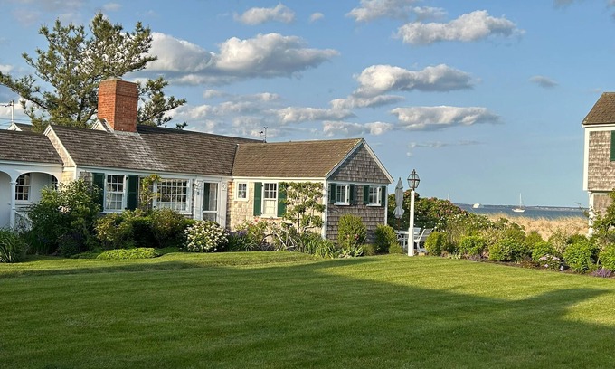 Provincetown Cabaña | Waterfront Delft Haven Historic West End Cottage con estacionamiento. Mejor ubicación