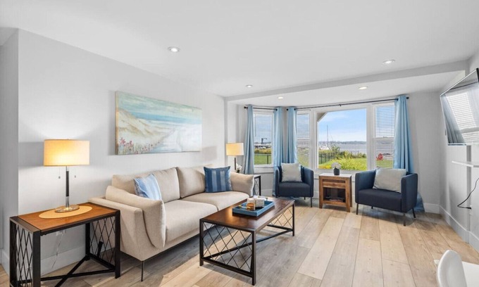Queens Square Condominio | Waterfront Deluxe Studio Suite Downtown Ch'town