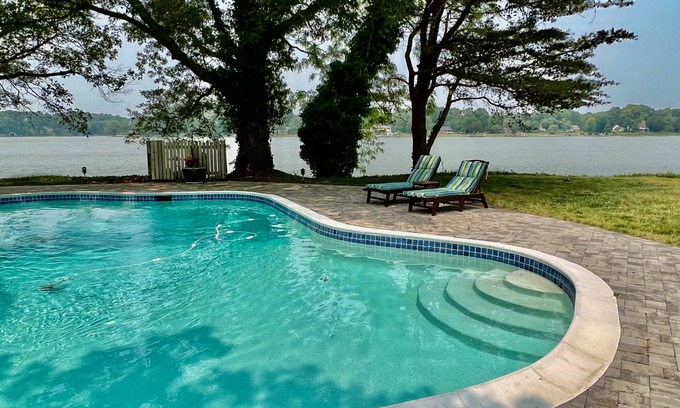 Easton Casa | Waterfront,Dock,Pool.Private Point in Estate Area. Minutes from Everything!