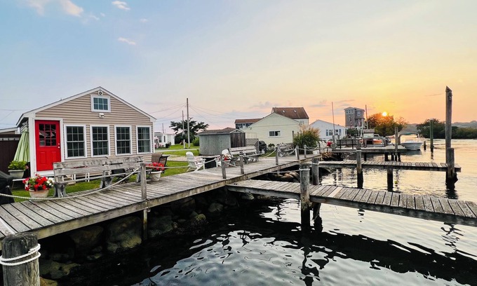 Snug Harbor Cabaña | Waterfront East Matunuck Cottage!