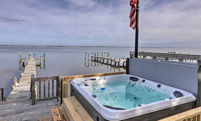 Emerald Isle Cabaña | Waterfront Emerald Isle Home w/ Dock Access!