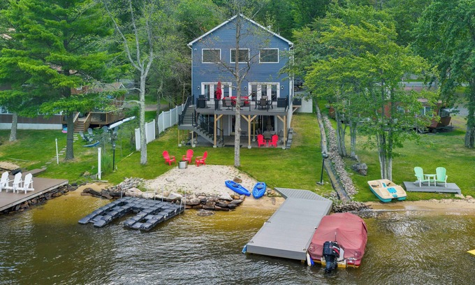 Lake Harmony Casa | NEW Lakefront Retreat | Huge Deck, Kayaks, Views