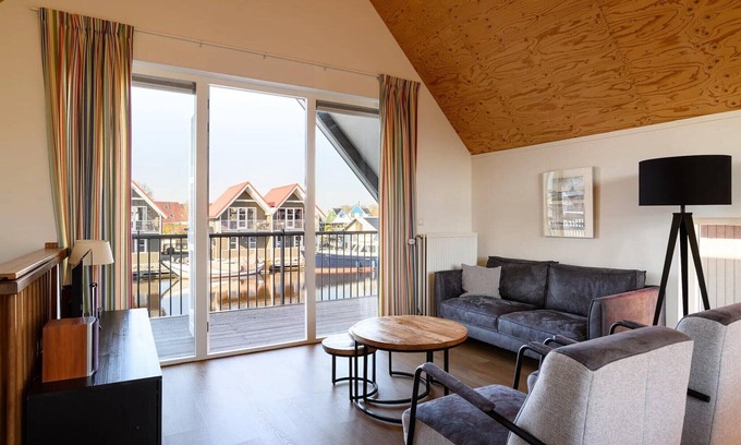 Terherne Casa | Waterfront escape with marina views