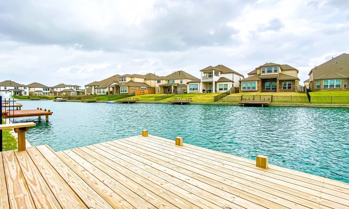 Katy Casa | Waterfront Estate-Family Getaway/Luxurious Living