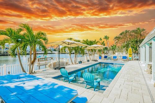 Bahia Vista Casa | Waterfront Family Compound - Free Golf Cart, Paddleboards, Heated Pool, Golden Tee 2025 Arcade Game