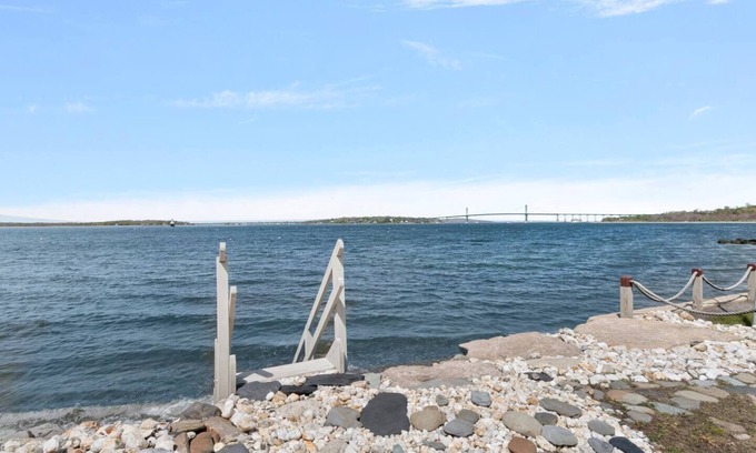 Portsmouth Casa | Waterfront Family Cottage w/ Private Beach