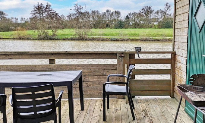 Villiers-Charlemagne Cabaña | Chalet frente al lago con pesca desde la terraza, ideal para familias, 5-7 personas