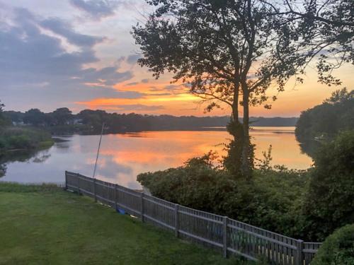 West Dennis Casa | Waterfront Fun Dogs Welcome