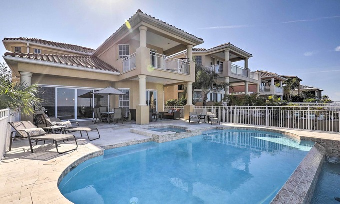 Apollo Beach Casa | ¡NUEVO! Lavish Waterfront Home con piscina y muelle compartido!