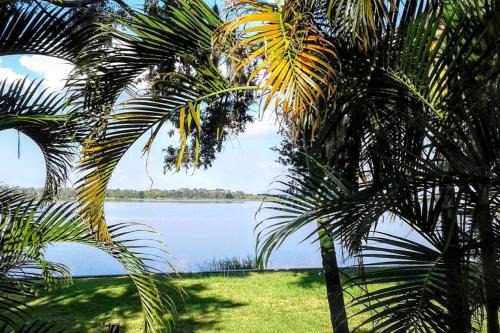 Polk City Casa | Waterfront Glamping Near Orlando