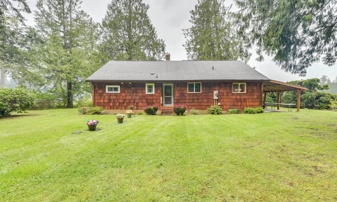 Grapeview Cabina | Waterfront Grapeview Escape w/ Boat Dock & Views!
