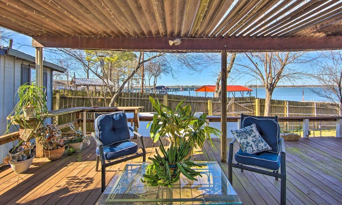 Carolyn Estates Cabaña | Water Views + Deck: Gun Barrel City Cottage!