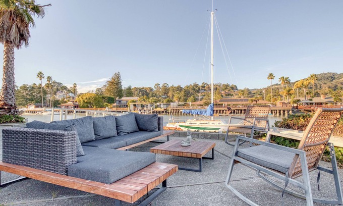 Country Club Casa | Waterfront Hawaiian oasis