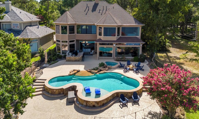 Montgomery Casa | Waterfront home, 6 bedrooms private pool and dock on Lake Conroe