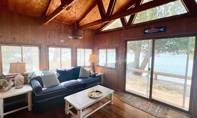 Lake Leelanau Cabina | Shoreline Pines-Lake Leelanau-Casa principal y casa de huéspedes-Mascotas bien