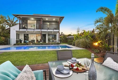 Buddina Casa | WATERFRONT HOME BORDERING MOOLOOLABA