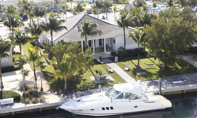 Alice Town Villa | AMAMARE: Villa Frente al Mar c/ 83ft of DOCK