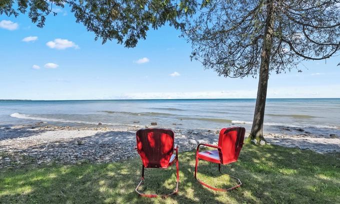 Sturgeon Bay Casa | Waterfront home- New Construction, Beautifully decorated!