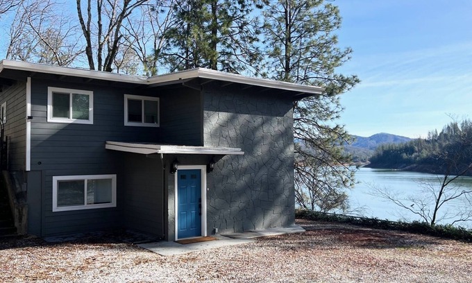 Lakehead Casa | Waterfront home on Shasta Lake- Bar, Pool Table, Hot Tub, Boat Parking