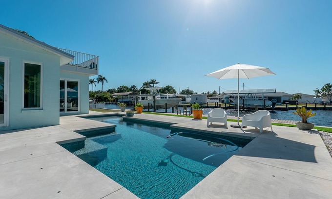 Bradenton Casa | Waterfront Home! Sleeps 8 Heated Pool Spa Boat Dock Chef Kitchen Small dogs OK