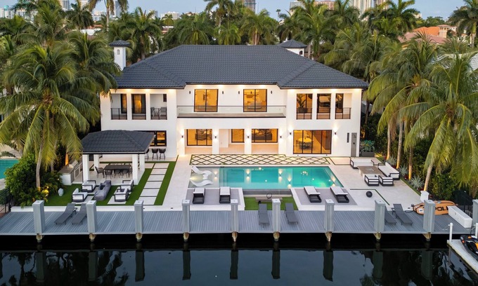 Seven Isles Casa | Waterfront Home just steps away from Las Olas Blvd. and Las Olas Beach!