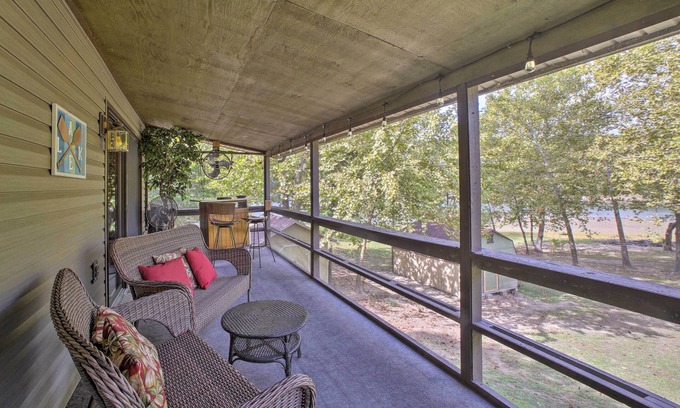 Golden Casa | ¡NUEVO! Lakefront Table Rock Home - 2 porches, kayaks