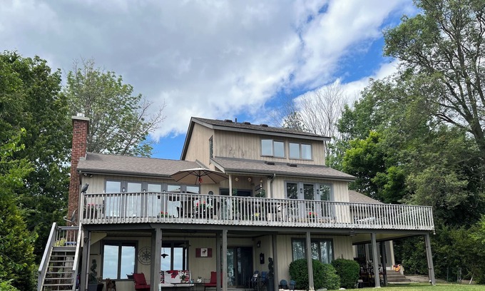 Georgian Bluffs Casa | Waterfront Home with Hot Tub near Cobble Beach Resort