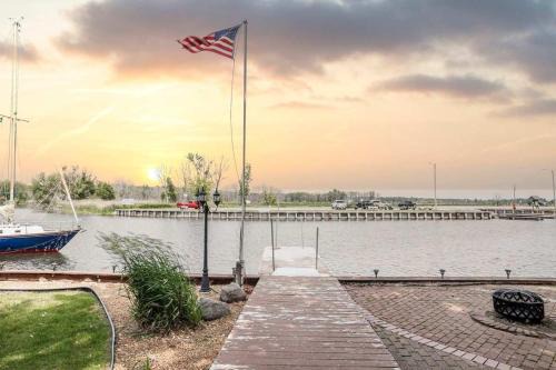 Suamico Casa | Waterfront Home with Dock Sleeps 8