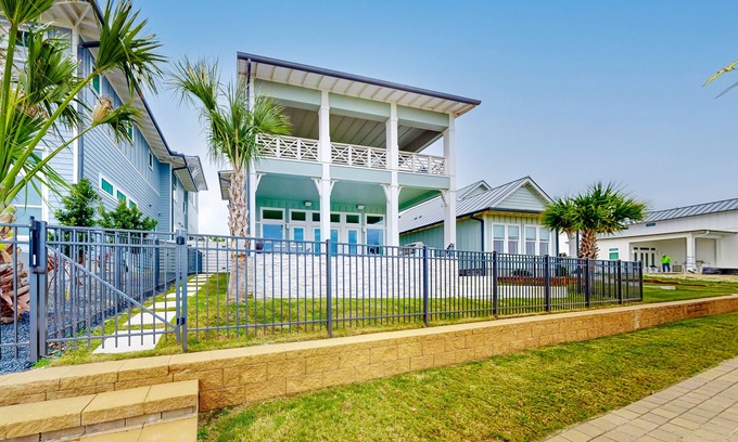 Rockport Casa | Waterfront home with private pool, community kayaks, grill, open layout, & AC