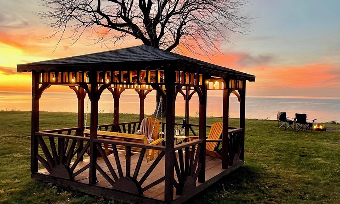 North East Casa | Waterfront Home with Classic Game Arcade