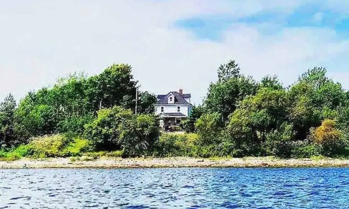 North Sydney Casa | Waterfront homestead on 4 landscaped acres.