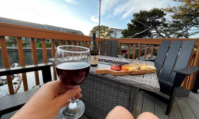 Lincoln City Casa | Prime Location! SUP, Kayak, HotTub, Waterfront Fun!