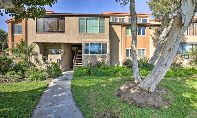 Huntington Beach Apartamento | Waterfront Huntington Beach Condo with Fire Pit