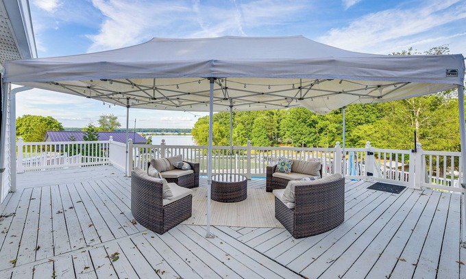 Aspen Hill Casa | Waterfront Lake Anna Home: Porch & Fire Pit