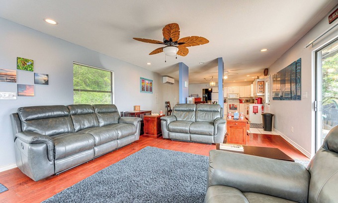 Burnet Cabaña | Waterfront Lake Buchanan Cottage w/ Kayaks!