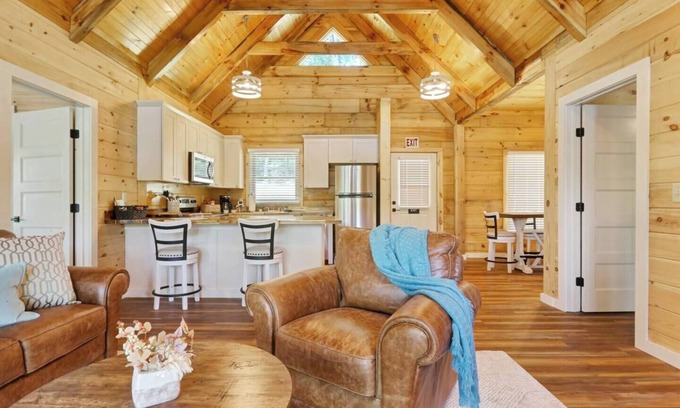 Six Mile Cabina | Waterfront Lake Keowee Chalet