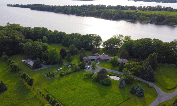 Howe Island Cabina | Waterfront Large Family Home 1000 islands
