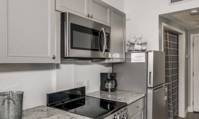 Fort Walton Beach Condominio | Waterfront Luxury Studio Price adjusted upon request.