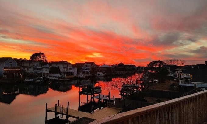 Colington Harbour Casa | WATERFRONT!. Lux spacious home. Private docks. Fishing, Crabbing, and Kayaking!
