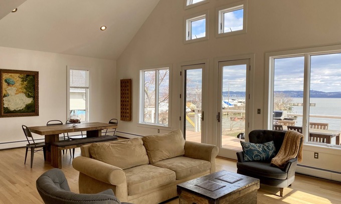 Town of Orangetown Casa | Waterfront Luxury in Town