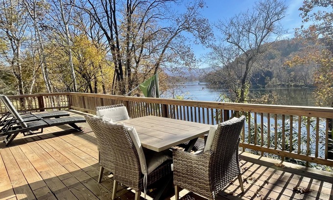 Luray Casa | Waterfront, Luxury Panoramic View, Fast Wi-Fi, Private River Access Steps Away!
