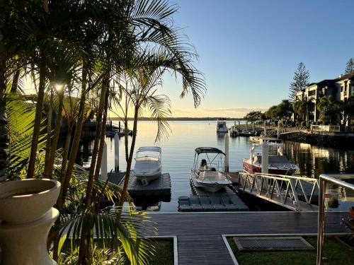 Runaway Bay Apartamento | Waterfront Oasis in Runaway Bay - CoastHM