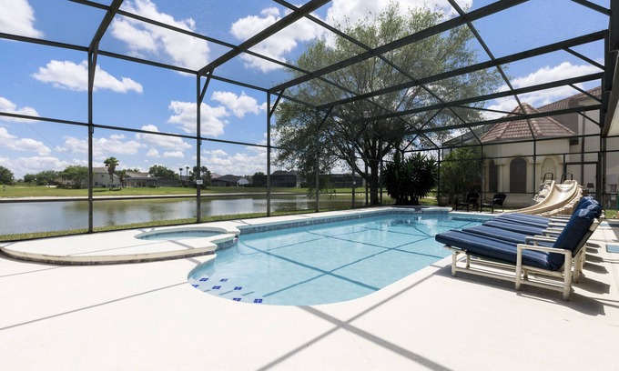 West Kissimmee Villa | ¡Nuevo! 9 dormitorios, frente al lago, cine, tobogán de piscina, Disney 10 minutos