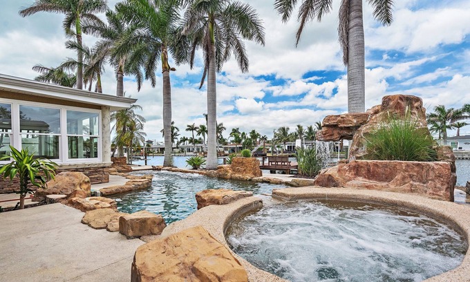 Causeway Isles Casa | Waterfront Oasis l Near Beach