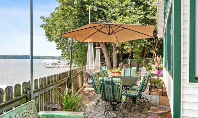 Lake Mills Casa | Waterfront ~On Rock Lake ~ Firepit ~ Fishing