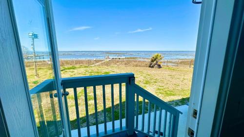 Gilchrist Casa | Waterfront on the Bay & Close to Beach -Brand New!