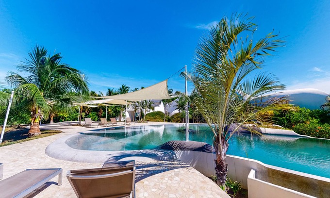 Cocoplum Villa | Arquitectura orgánica frente al mar junto a la laguna con piscina privada