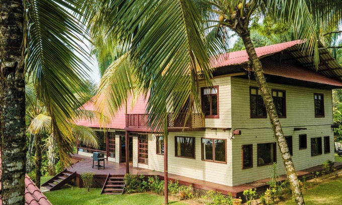 Livingston Casa | Waterfront Property With Spacious House With Dorm and Communal Kitchen Rio Dulce
