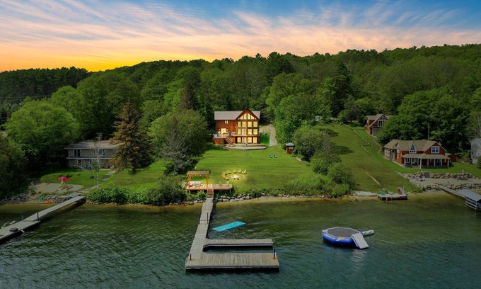 Penetanguishene Cabaña | Luxury Waterfront Paradise with sauna and hot tub!