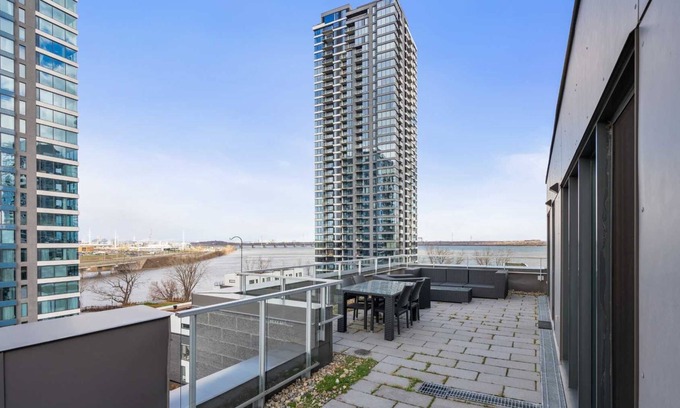 Montreal Condominio | Waterfront penthouse with 1000 square feet patio